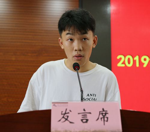 新生代表—工程管理192班李淳浩发言